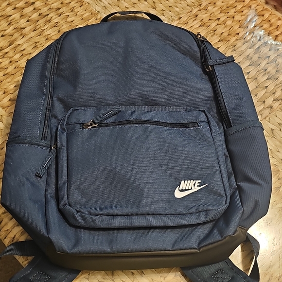 Nike Heritage Men's Backpack - Picture 2 of 9